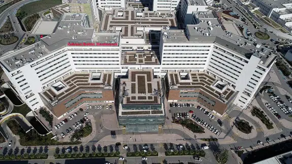 Adana'da bir adam toplu taşıma aracından düşüp, yaralandı