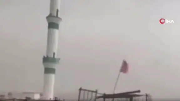 Şanlıurfa'da fırtınada bir caminin minaresi yıkıldı