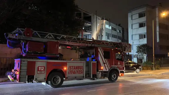 Zeytinburnu’nda iş merkezinin çatısında yangın çıktı