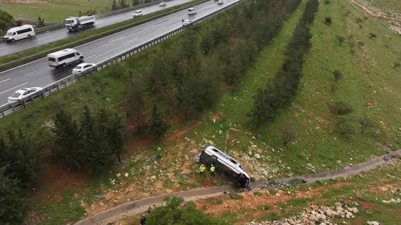 İşçi servisi şarampole devrildi: 16 yaralı