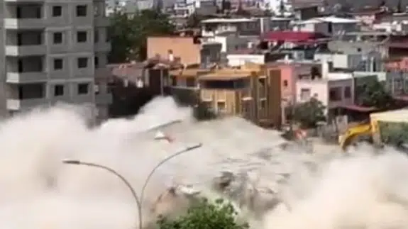 Adana'da korku dolu anlar : Kadın son anda ölümden kurtuldu