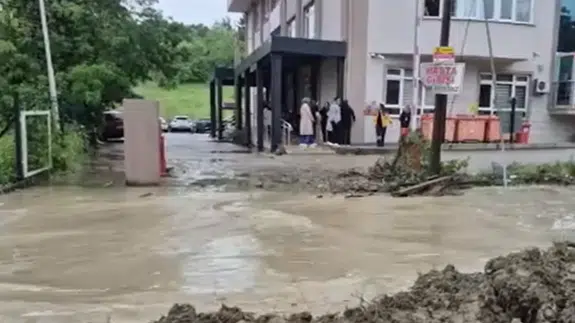 Bartın'da Avu Deresi taştı : Ev ve iş yerlerini su bastı