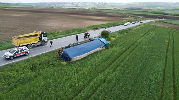 Arnavutköy'de Ukrayna tırı tarlaya devrildi : Yolculuk 3 kilometre sürdü