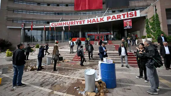 Özgür Özel'in afişi indirildi