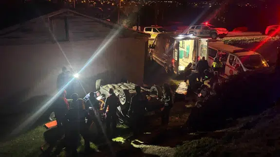 Erzincan'da bir evin bahçesine devrilen otomobildeki iki kişi yaralandı