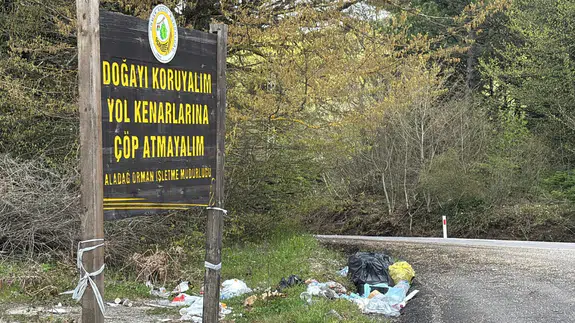Bolu'da çirkin görüntü : ‘Çöp atmayın' tabelasının altı çöple doldu