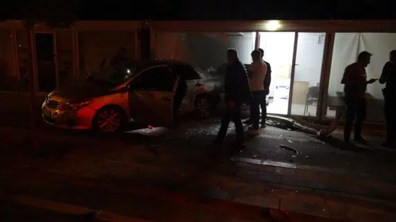 Malatya'da otomobilin çarptığı araç, iş yerine girdi : 1 yaralı