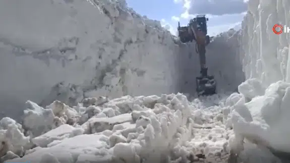 Şırnak Beytüşşebap'ta yol çalışmaları : Karlı yollar açılıyor