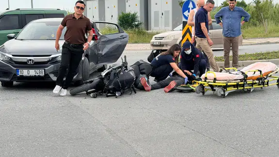 Antalya Manavgat'ta otomobil ile motosiklet çarpıştı : Biri bebek 2 yaralı