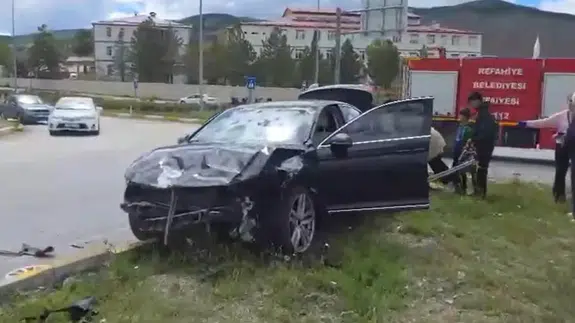 Erzincan'da iki otomobilin çarpıştığı kazada 6 kişi yaralandı
