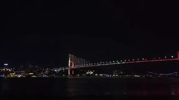 15 Temmuz Şehitler Köprüsü sarı kırmızı oldu