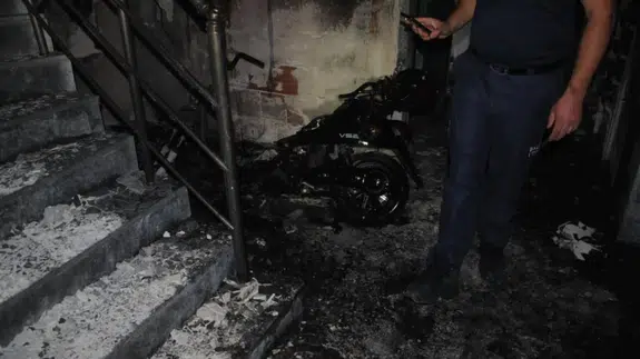 Balıkesir'de apartman boşluğundaki motosiklet alev alev yandı
