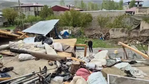 Van'da şiddetli rüzgar nedeniyle 4 evin çatısı uçtu