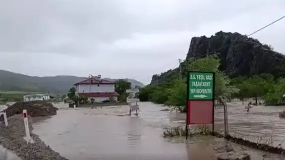 Zile'de Belpınar Barajı taştı : Zile-Turhal kara yolu ve tarım arazileri sular altında kaldı