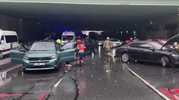 Beylikdüzü'nde zincirleme trafik kazası : 4 yaralı