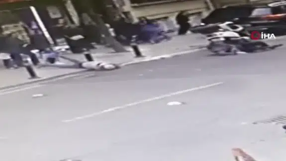Şişli'de motosiklet yayaya çarptı, 2 kişi yaralandı