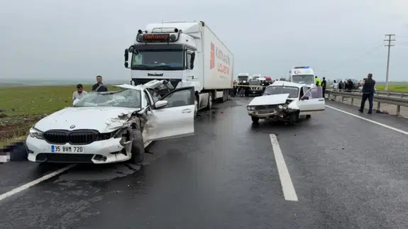 Şanlıurfa'da zincirleme trafik kazası : 2 ölü, 2 yaralı