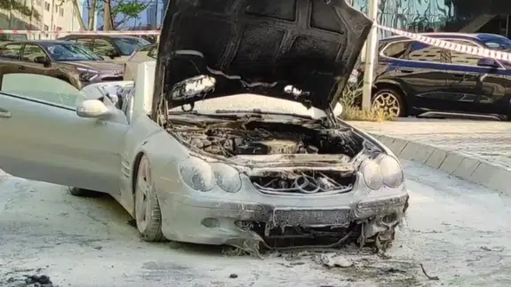 Şişli'de seyir halindeki otomobilde yangın çıktı : Araç hurdaya döndü