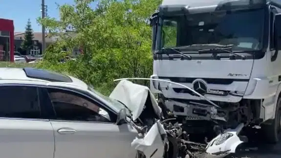 Sivas'ta otomobil ile tır çekicisinin çarpıştığı kazada sürücü hayatını kaybetti