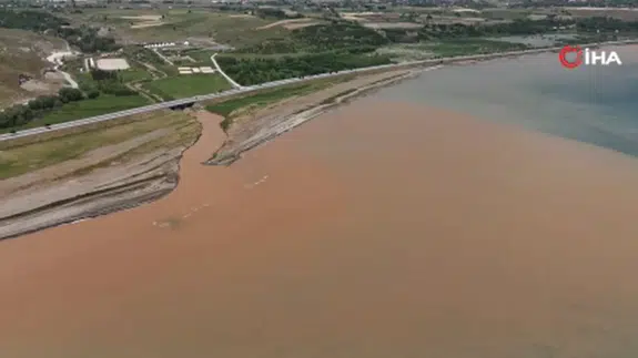 Ahlat'taki sel suları Van Gölü'ne ulaştı : Kıyı şeridi kahverengiye döndü