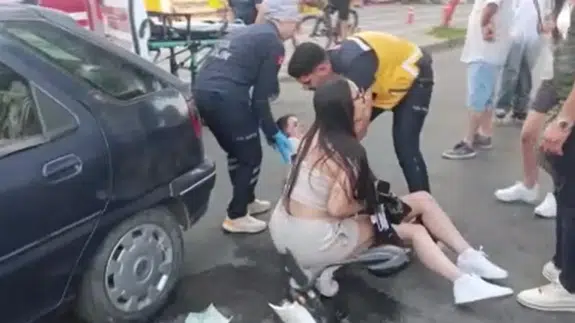 Manavgat'ta otomobille çarpışan motosikletli sürücü yaralandı