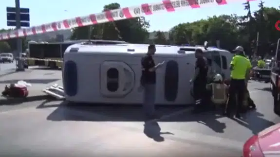 Kağıthane'de kontrolden çıkan ambulans devrildi