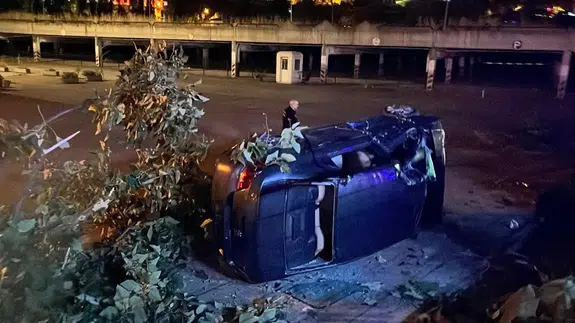 Bursa'da sıkıştırılan otomobil takla attı : 4 yaralı