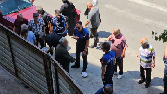 Zonguldak'ta kaldırımdan kaldırılmak istenen seyyar satıcı başını defalarca kapıya vurdu