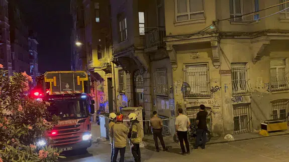 Beyoğlu'nda mutfak duvarı çöken binada inceleme yapıldı