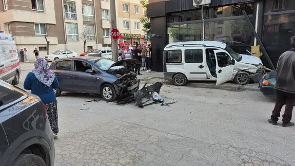 Eskişehir'de iki araç kavşakta çarpıştı : 2 kişi yaralandı