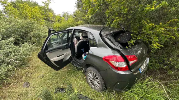 Çanakkale'de otomobil şarampole devrildi : 2 yaralı