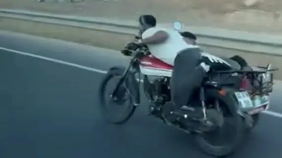 Elazığ'da sepetli motosiklet üzerine uzanarak yolculuk yapan sürücü kamerada