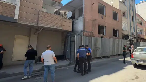 Küçükçekmece'de bina çöktü : 1 ölü, 2 yaralı