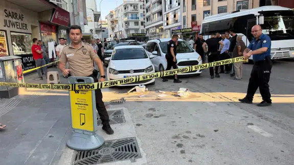 Antalya'da doğum günü pastasıyla yürüyen adama kurşun yağdı