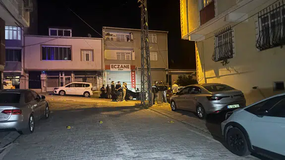 Esenyurt'ta sokak ortasında motosikletli ve otomobilli grupların silahlı çatışması kamerada