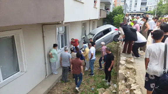 Bursa'da apartman duvarına çarpan otomobil boşlukta asılı kaldı : 3 yaralı