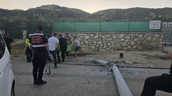 Bursa'da kaza yapan sürücüye yardıma giden genç, akıma kapılarak öldü