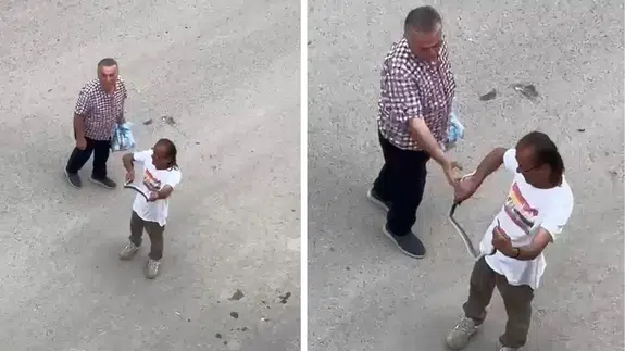 Sakarya’da şaşırtan müdahale : Evde dolaşan yılanı çıplak elle yakaladı