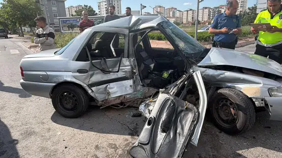 Kayseri'de 3 araçlı zincirleme trafik kazası : 5 yaralı