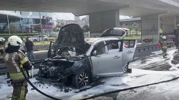 Üsküdar'da yangın : Araçta hasar oluştu