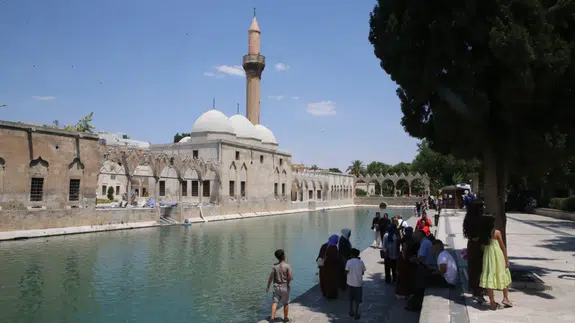 Şanlıurfa'da mevsim normallerinin üzerinde sıcaklık : Sokaklar boş kaldı