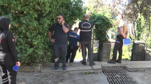 Üsküdar'da feci kaza : Kontrolden çıkan forklift bahçeye uçtu, sürücü öldü