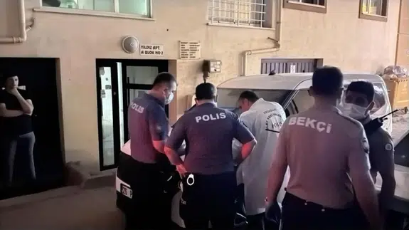 Eskişehir'de kötü koku ihbarına gidilen evde, cansız beden bulundu