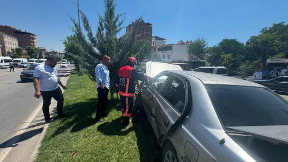 Elazığ'da beton mikseri ile otomobil çarpıştı : 3 yaralı