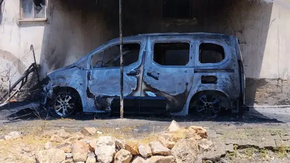 Siirt'te araçta çıkan yangın eve sıçradı