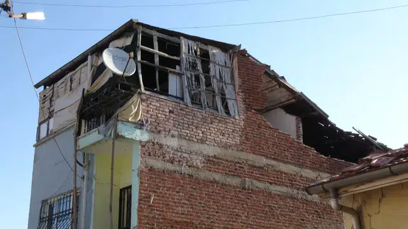 Malatya'da deprem paniği : Müstakil evin duvarında kısmi göçük