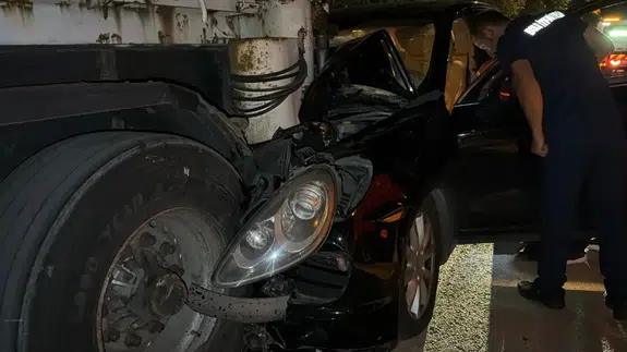 Bolu'da SUV park halindeki tıra arkadan çarptı : 1 yaralı