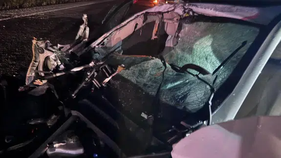 Sivas'ta traktöre çarpan Mercedes otomobil kağıt gibi ezildi : 4 yaralı