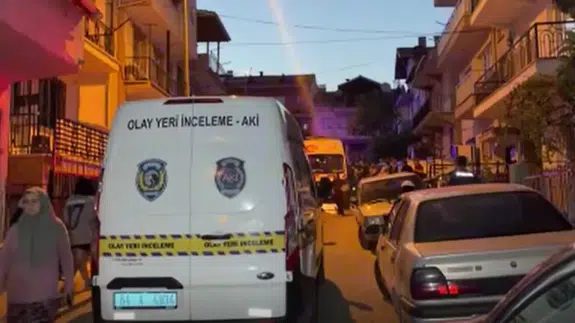 Uşak'ta dut toplamak için çatıya çıkan adam düşerek hayatını kaybetti
