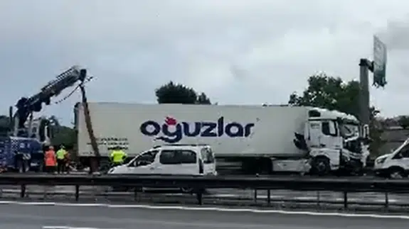 Pendik TEM otoyolunda kaza : Tır bariyerlere çarptı